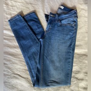 NWOT Levi’s medium wash skinny jeans, size 25